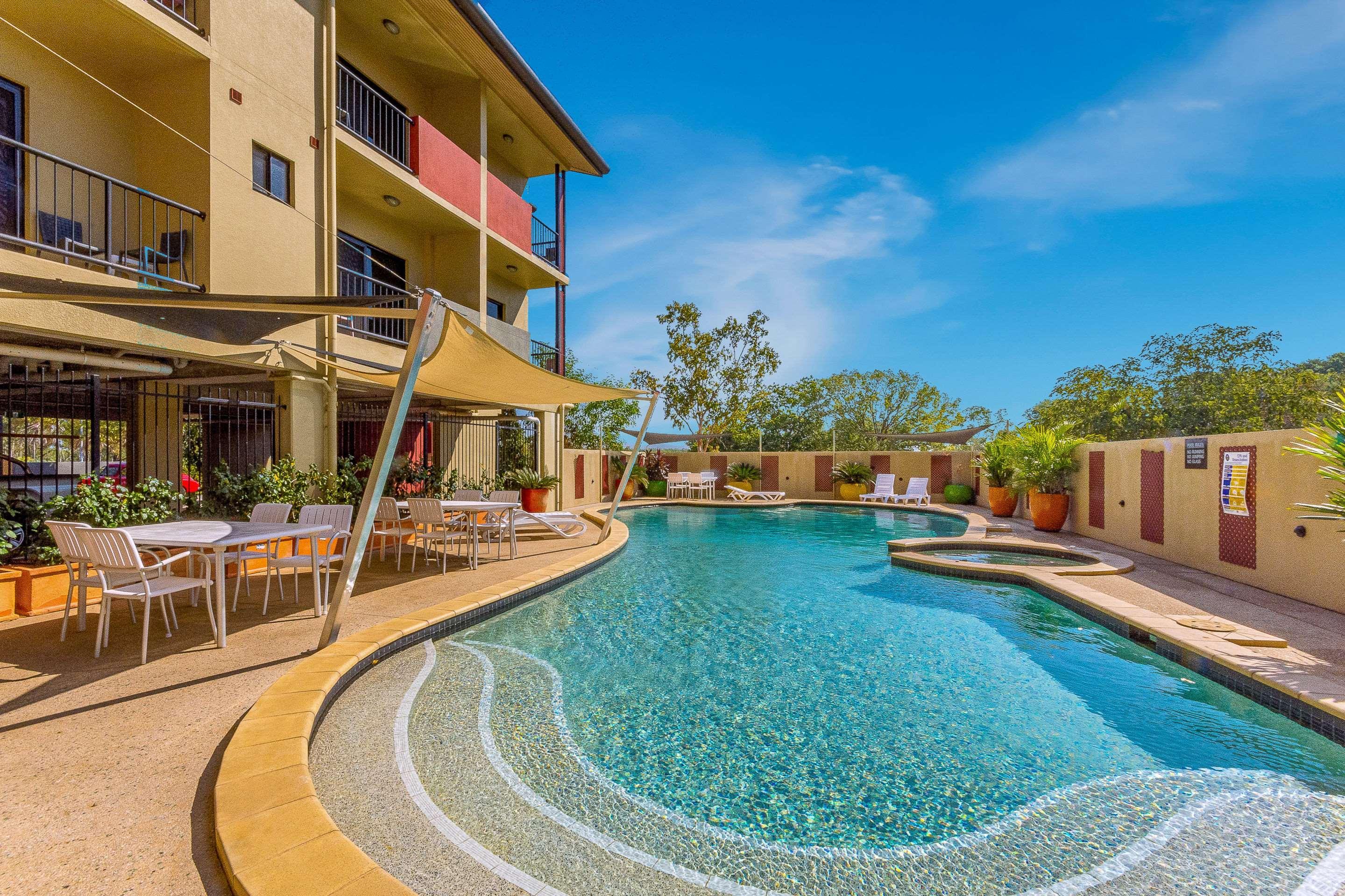 Quality Hotel Darwin Airport Exterior foto The pool at the Mantra on the Lake