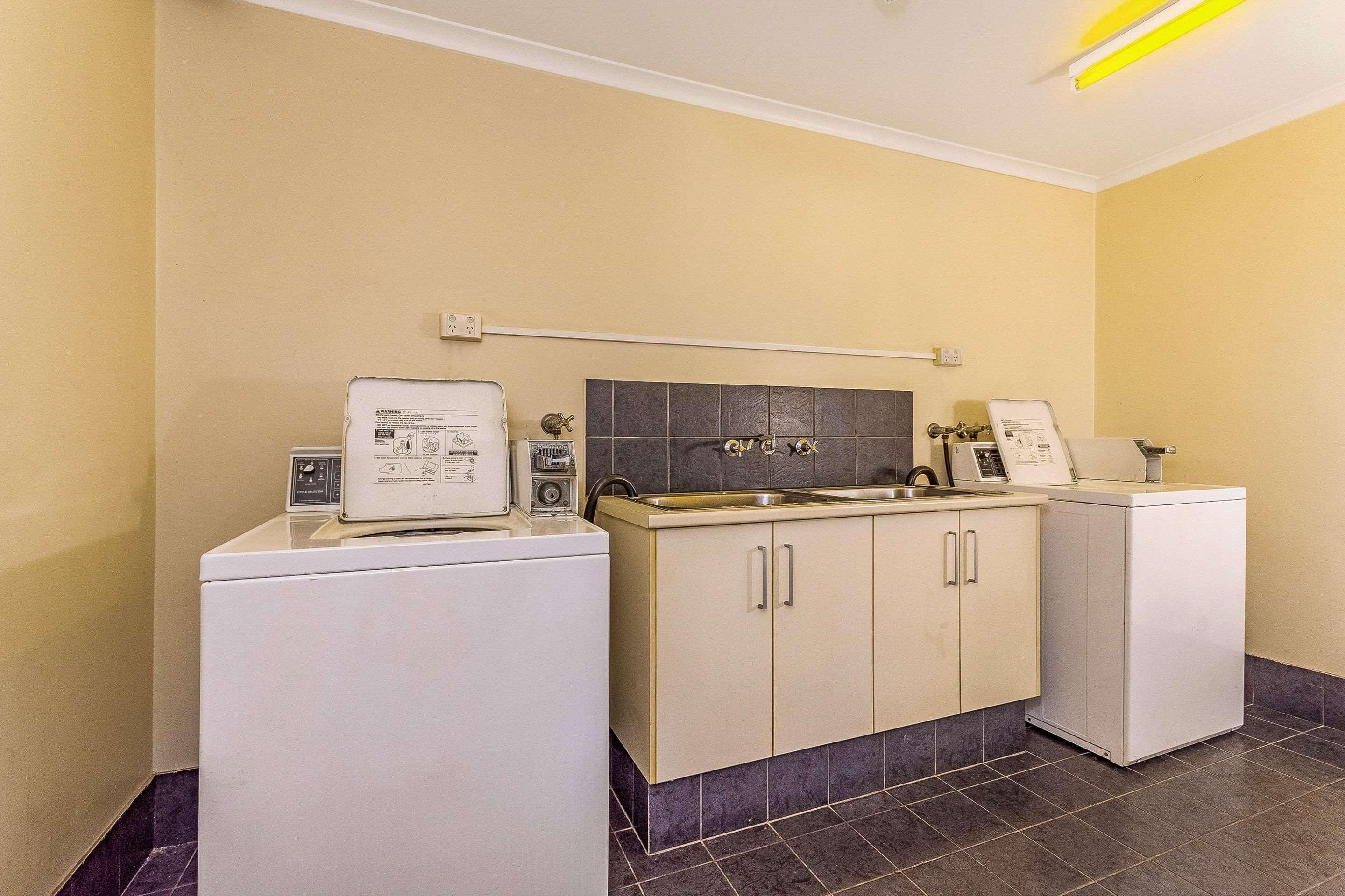 Quality Hotel Darwin Airport Exterior foto Laundry facilities at the motel