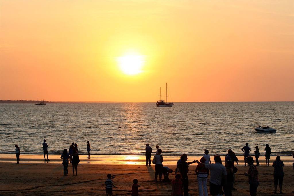 Quality Hotel Darwin Airport Instalações foto Sunset at Juhu beach