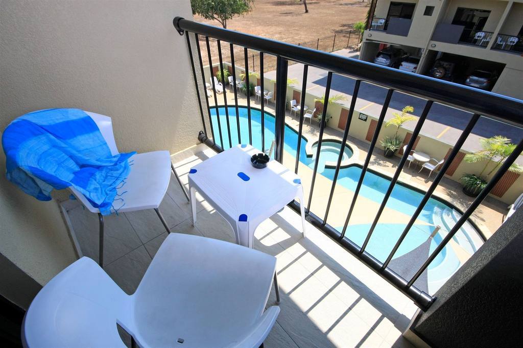 Quality Hotel Darwin Airport Quarto foto Balcony with pool view