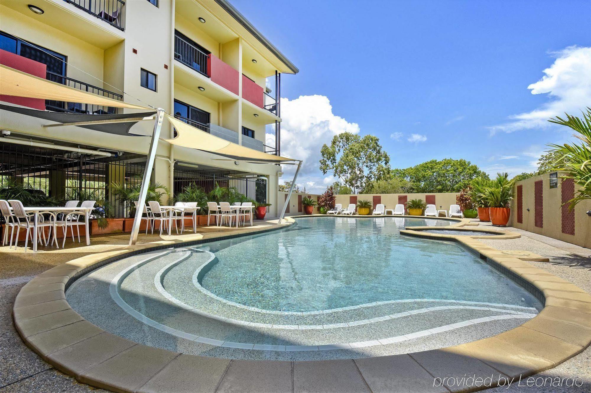 Quality Hotel Darwin Airport Exterior foto The pool at the hotel