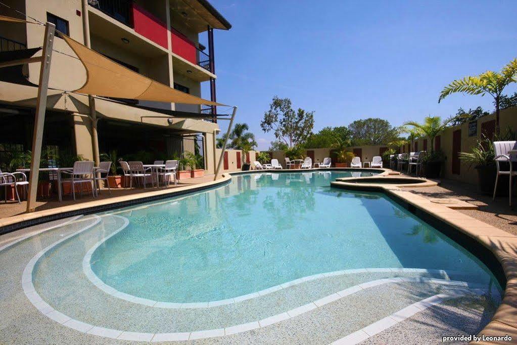 Quality Hotel Darwin Airport Exterior foto The pool at the Mantra on the Pool